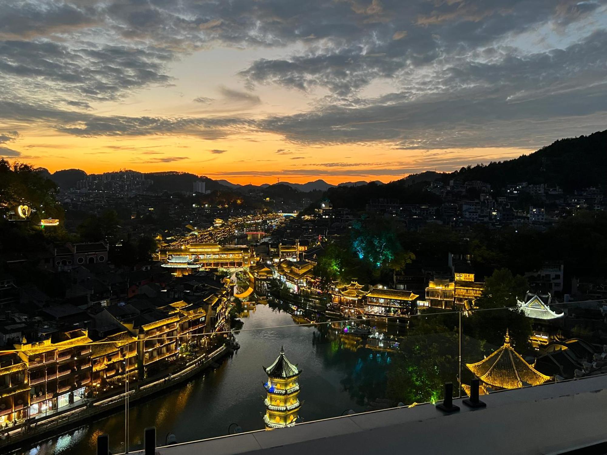 Phoenix Best River View B&B Fenghuang Exterior photo