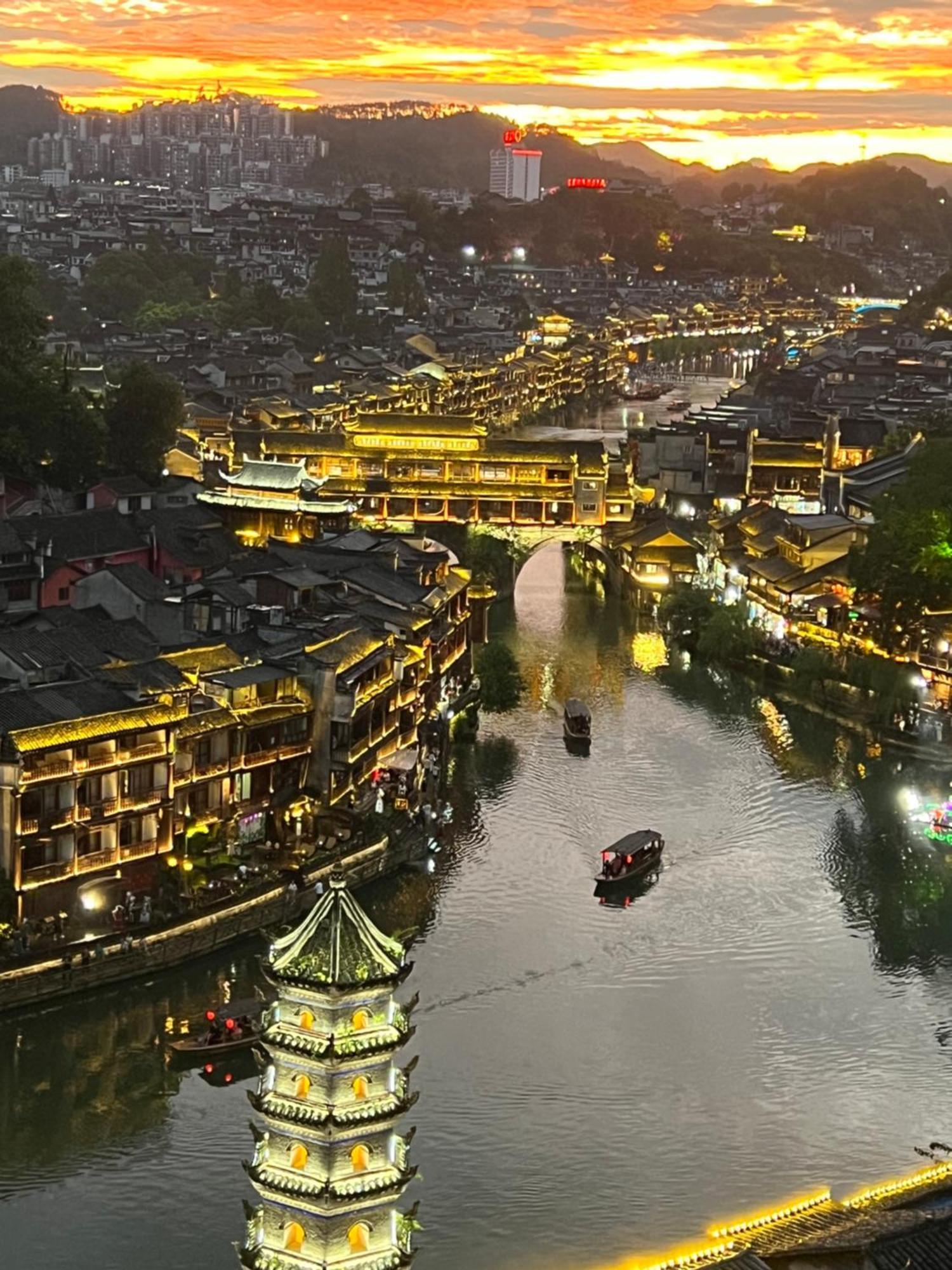 Phoenix Best River View B&B Fenghuang Exterior photo